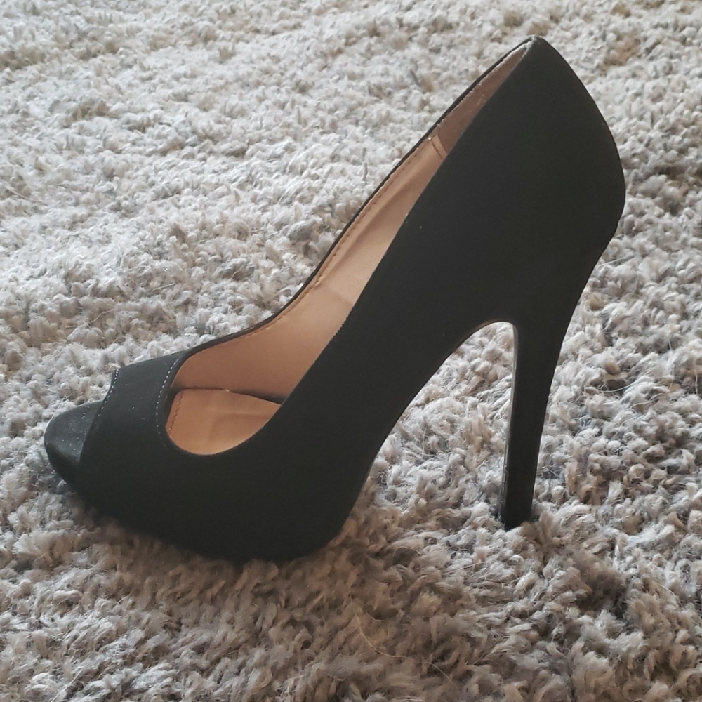 High Heels - Picture 3 of 6